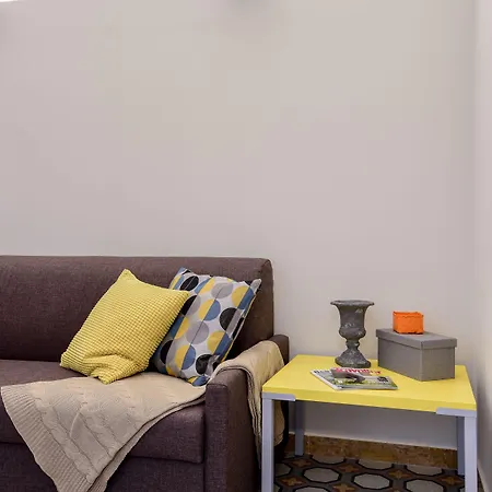 The Pope's Window Pensión Roma